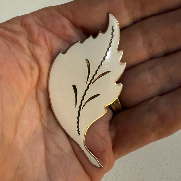 Gorgeous Winter White Enamel Brooch - Picture 1 of 6